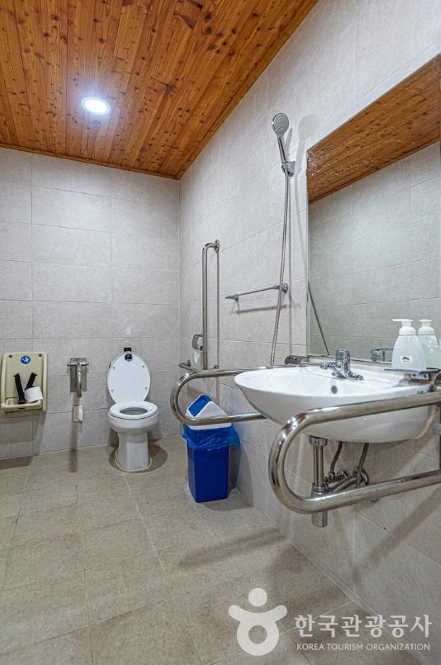 국립제천치유의숲 치유센터 내 장애인 화장실 내부 사진