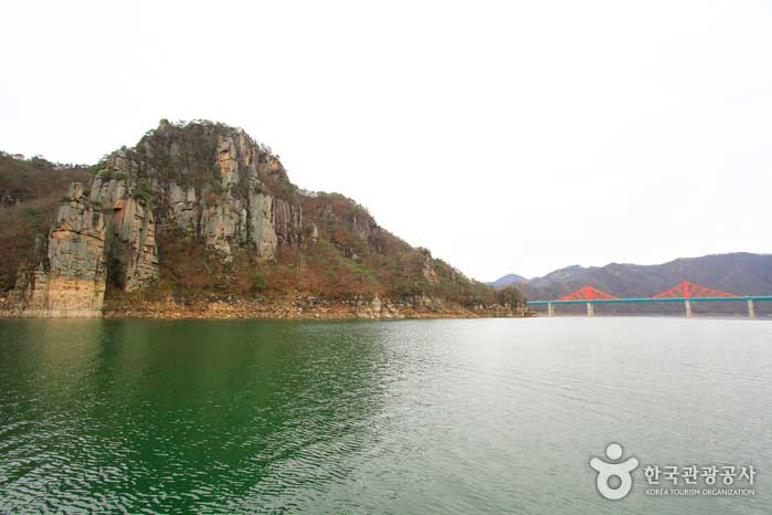 충주호유람선이 회항하는 옥순봉과 옥순대교