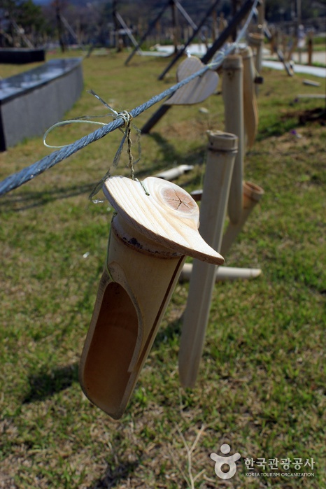 테마파크에 걸린 나무풍경