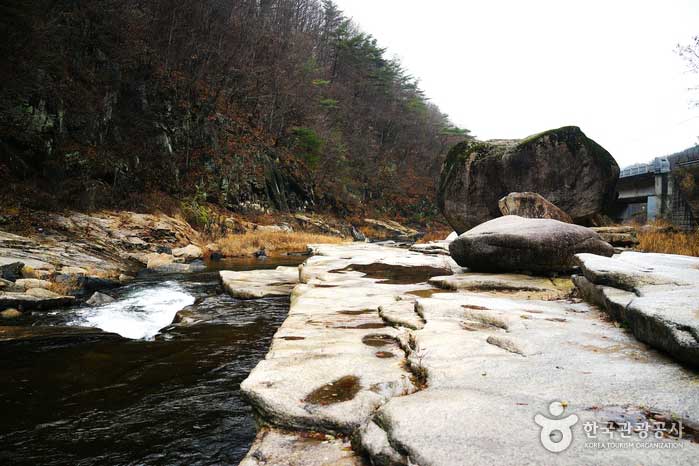 계곡 옆 하선암 풍경