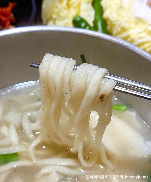 얇고 쫄깃한 칼제비 면발