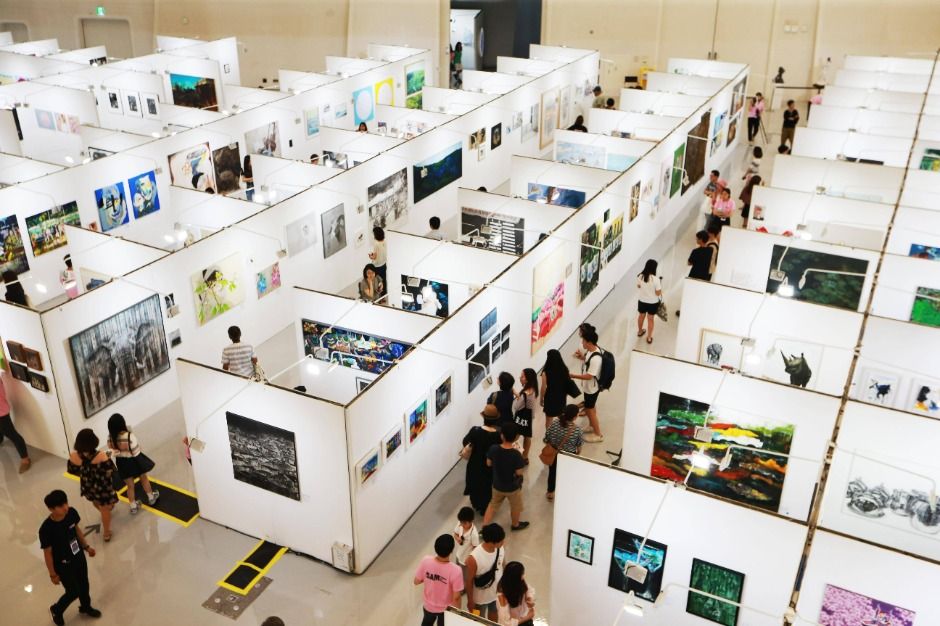 다양한 작품들이 전시된 갤러리 내부