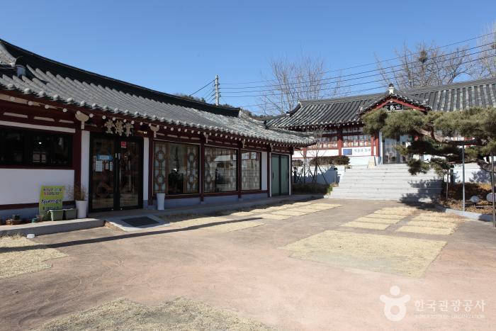 면사무소와 부속 건물을 개조한 카페 장부당과 갤러리 근민당