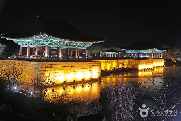 동궁과 월지에 복원한 건물 3채