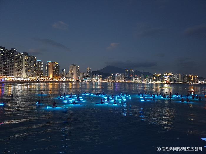 바다 위에 빛나는 LED 패들보드 / 사진 제공 : 광안리해양레포츠센터