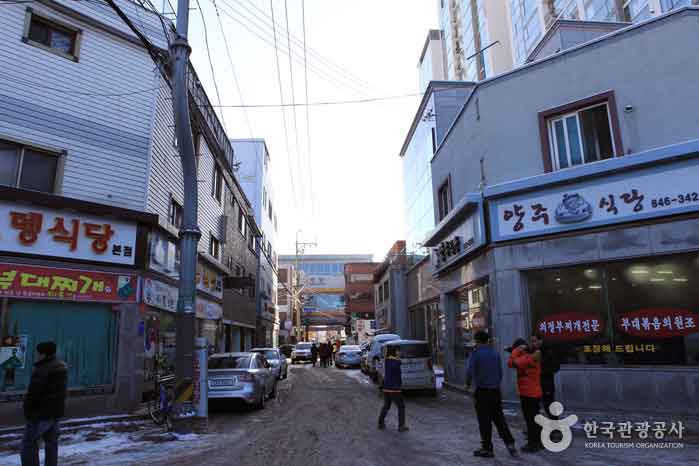 싱글을 위한 겨울 몸보신 힐링 맛투어-푸짐한 온기로 솔로부대 다독이는 의정부 부대찌개