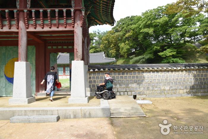 경사로를 설치하여 해미읍성 전 구간에서 휠체어 이동이 가능하다