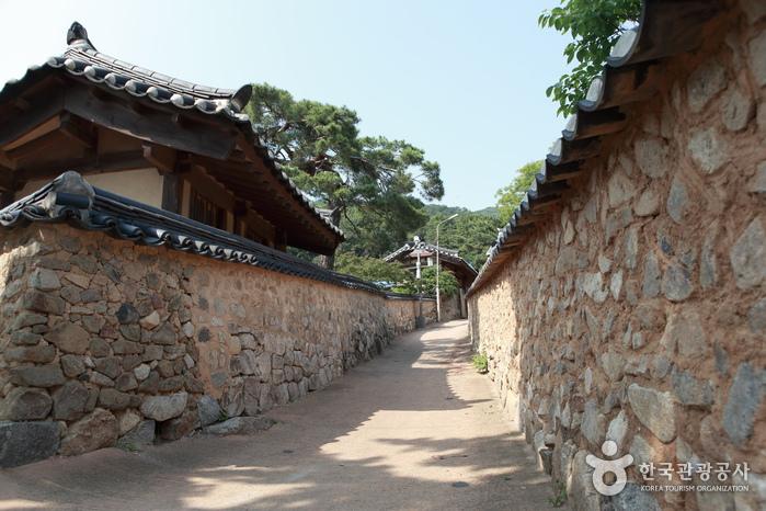 흙돌담 길이 정겨운 성주 한개마을