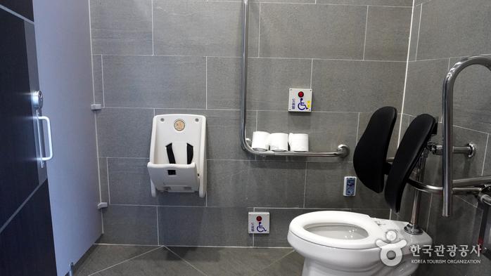 유달산 탑승장의 장애인 화장실