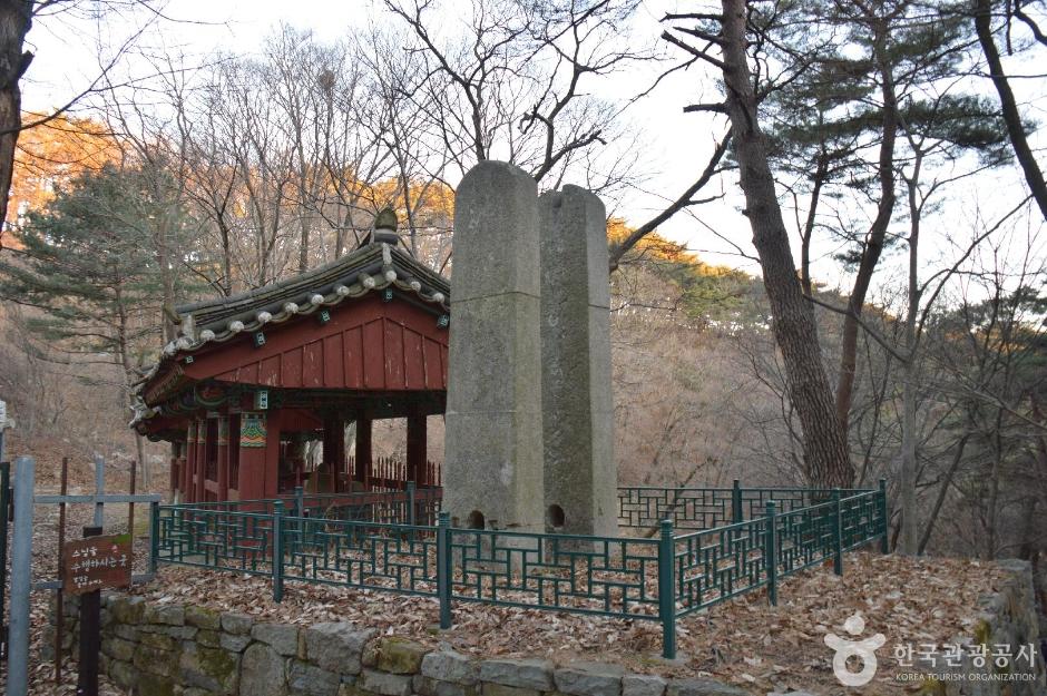 사찰이 시작된다는 영역표시인 당간을 지탱해주는 당간지주