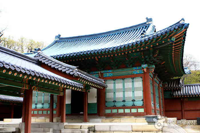 활짝 열린 구중궁궐 … 누마루에 걸터앉은 봄