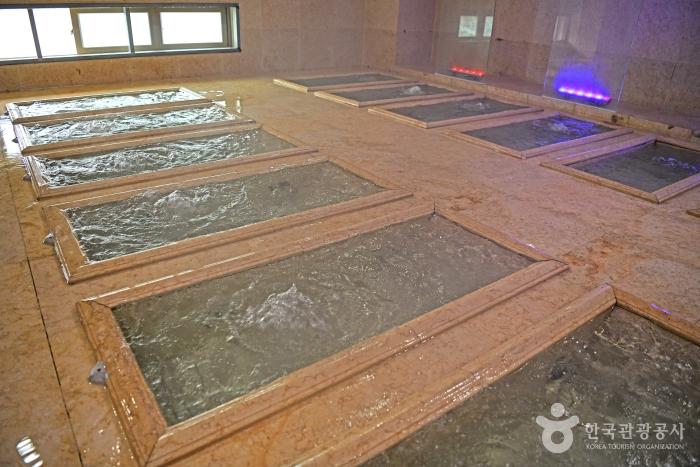 아로마테라피는 개별 욕조에서 홍삼 입욕제를 이용해 반신욕을 한다.