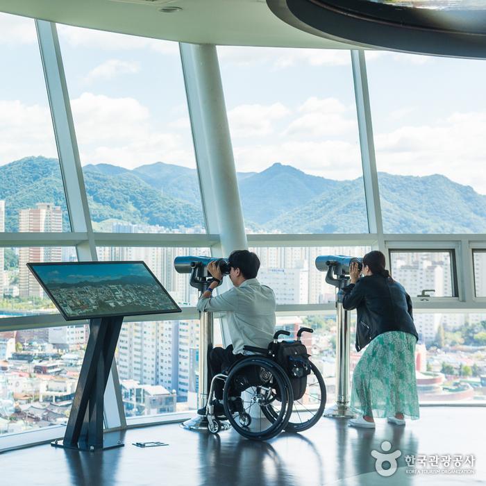 휠체어 이용자 눈높이에 맞춘 전망타워 3층 망원경