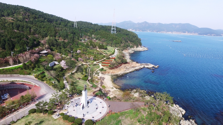통영 이순신공원의 이순신 동상과 바다 전망