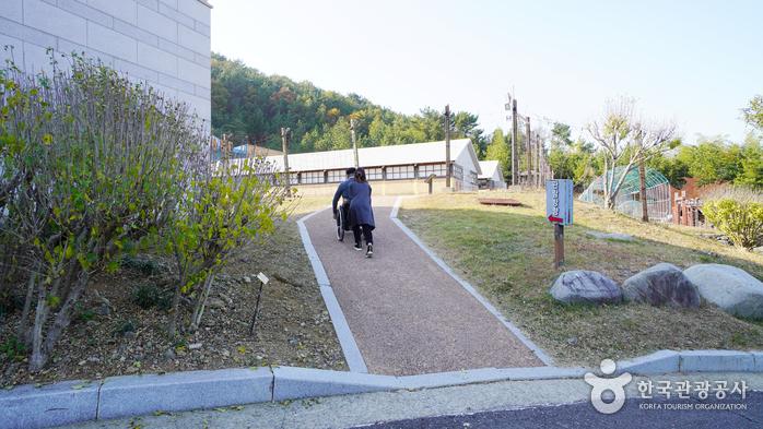 포로존의 포로수용소유적박물관에서 야외막사로 가는 경사로