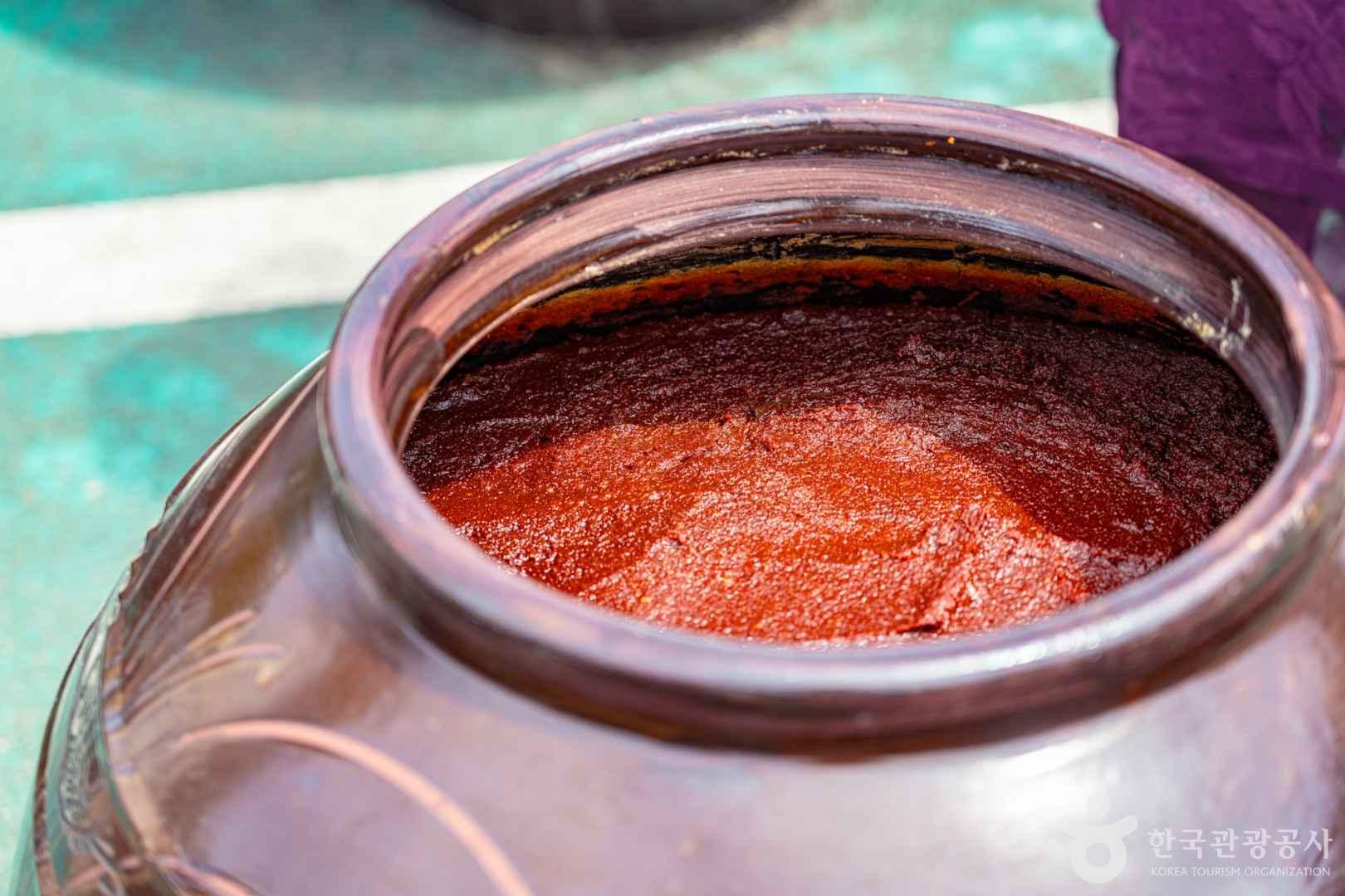 발효 중인 고추장