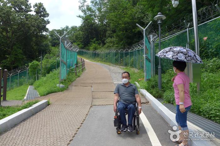 평화곤돌라를 타고 민통선 안으로 들어가면 임진강 전망을 볼 수 있는 통행로가 있지만 휠체어로 오르기엔 경사가 가파르다