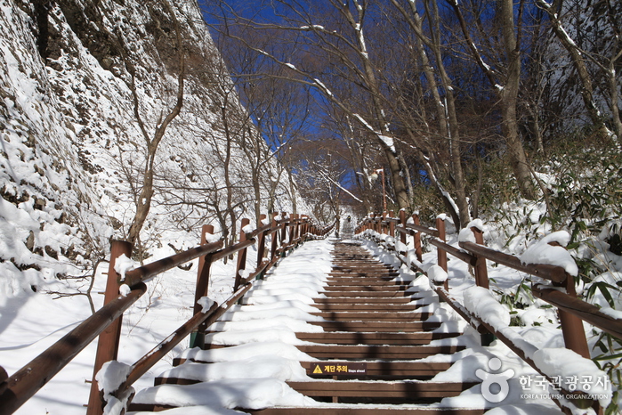 은수사에서 천황문까지 계단을 따라 오른다.