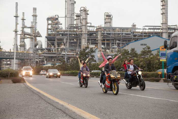 성훈이 친구들과 오토바이를 타는 장면 (사진 제공 : 영화인)