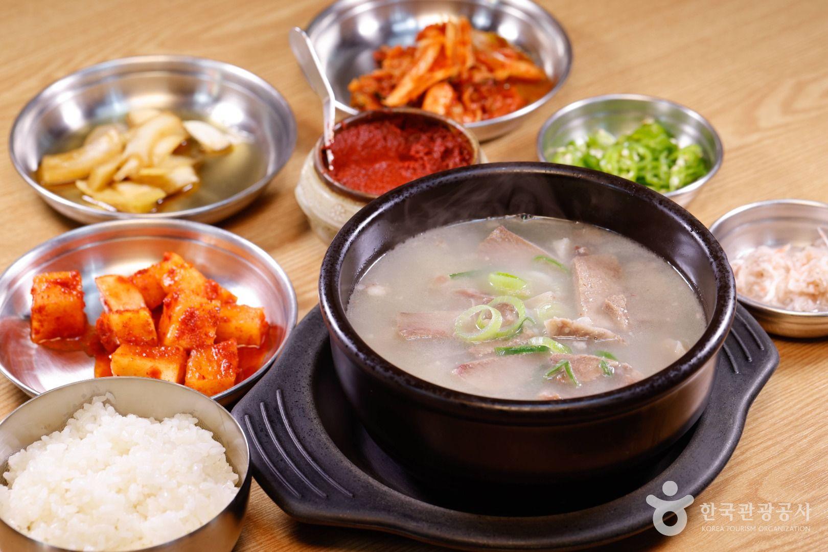 영동지역 사람들의 삶이 담긴 음식, 북평민속시장 소머리국밥> 여행기사 | 추천! 가볼만한곳:대한민국 구석구석