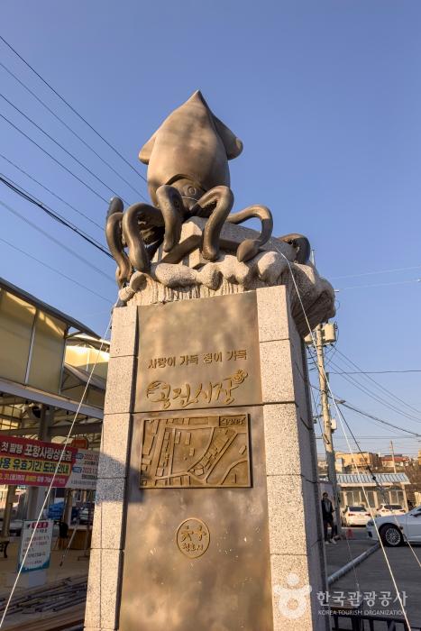 시장 입구에 있는 오징어 동상