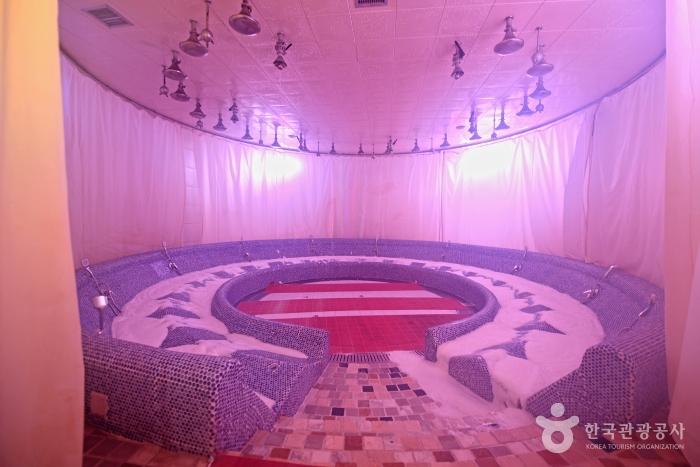 홍삼 거품으로 전신을 마사지하는 버블센스테라피