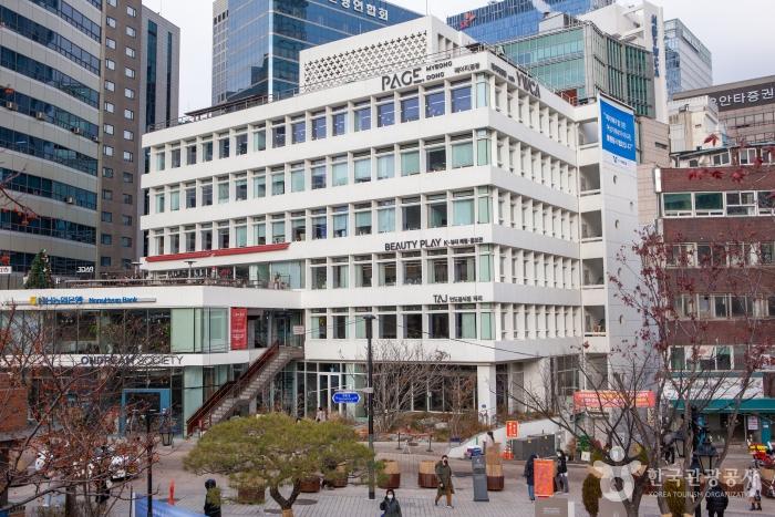 명동성당 맞은편 한국YWCA연합회관을 리모델링한 건물 3층에 있다.
