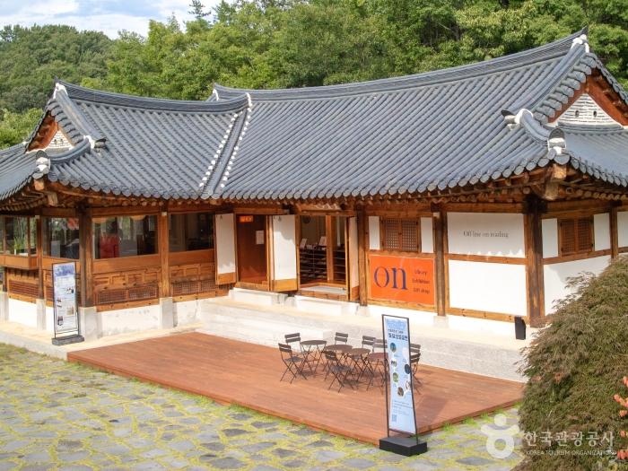 푸른 숲 언덕 위에 자리 잡은 전통리조트 구름에, 행복전통마을|전통한옥