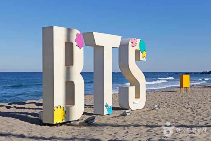 이제 명사십리 대신 ‘방탄소년단의 해변’으로 불리는 맹방해변