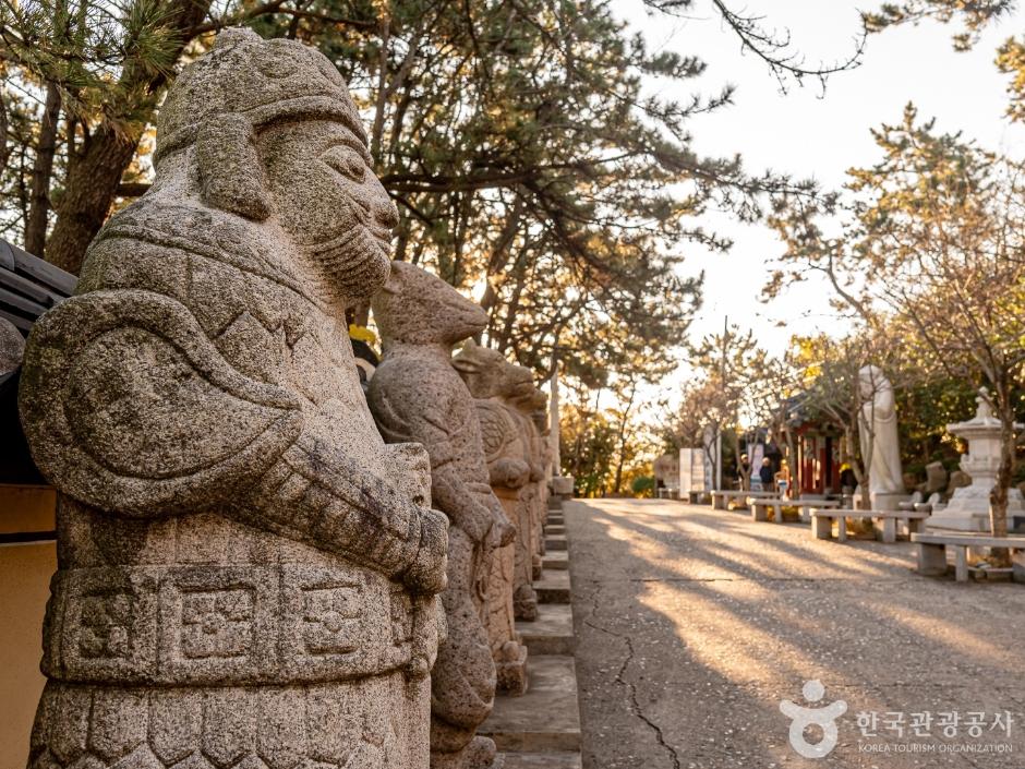 사찰 입구에 위풍당당하게 늘어선 십이지신상