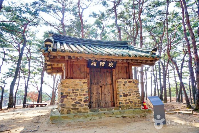 남쪽 소나무 숲에 있는 성황사