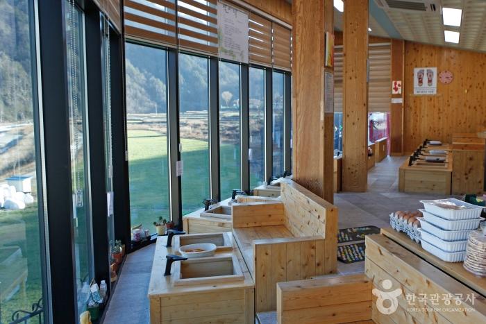 창밖으로 가곡천 풍경이 한눈에 들어오는 가곡족욕체험장