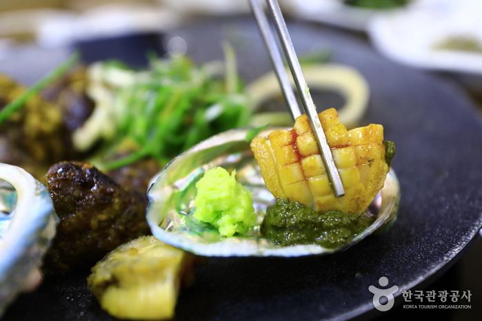 모래뜰 해양치유밥상 전복해조류떡갈비와 게우소스