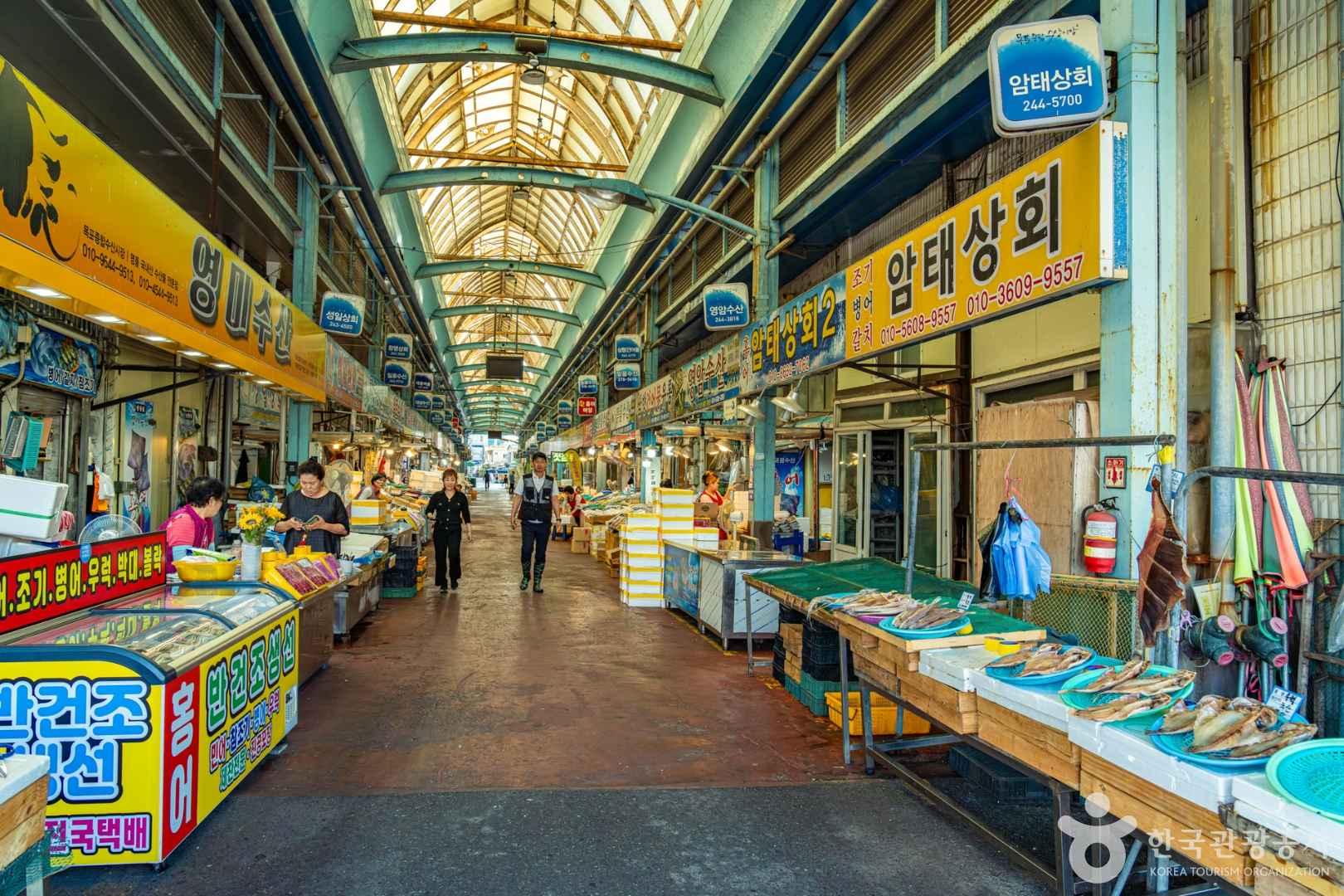 목포 사람들은 홍어를 식당보다 시장에서 찾는다.