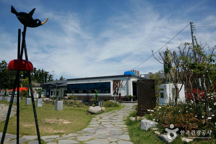 금산초등학교 연홍분교를 리모델링한 연홍미술관