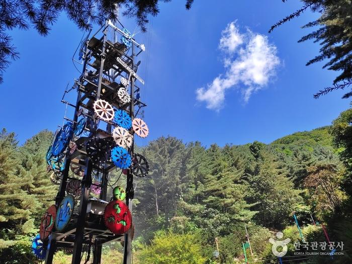 거대한 톱니바퀴가 맞물려 움직이는 자이언트분수