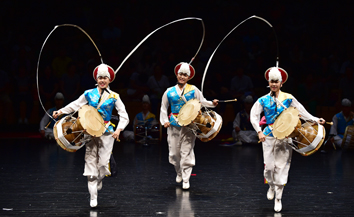 공연2-장구를 치며 상모를 돌린다