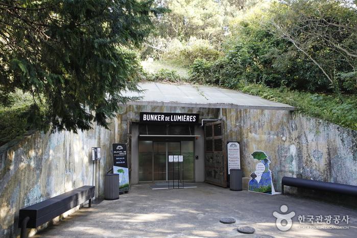 요새를 연상케 하는 빛의벙커 입구