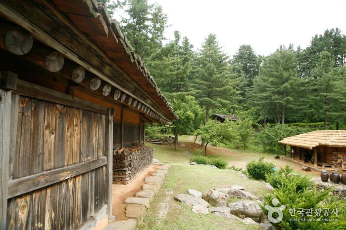 산책길에 재현된 화전민마을