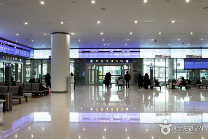Official taxi pickup area at Incheon Airport for trips to Seoul