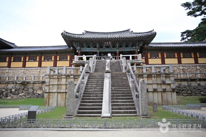 청운교와 백운교는 수학여행 단체 사진 명소다.