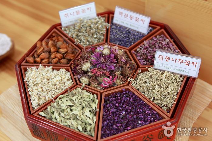 야생화로 직접 만든 차를 볼 수 있는 꽃차 전시·판매장
