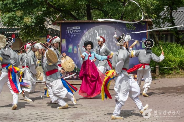 여러 공연을 이어서 볼 수 있는 한국민속촌의 민속 퍼레이드 〈얼씨구 절씨구야〉