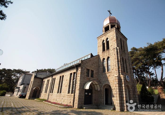 왕관을 닮은 종탑과 긴 아치형 창문이 인상적인 구 김포성당