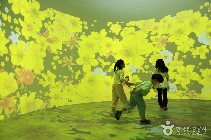 계절 따라 피고 지는 야생화를 디지털 이미지로 표현한 ‘화우동산’