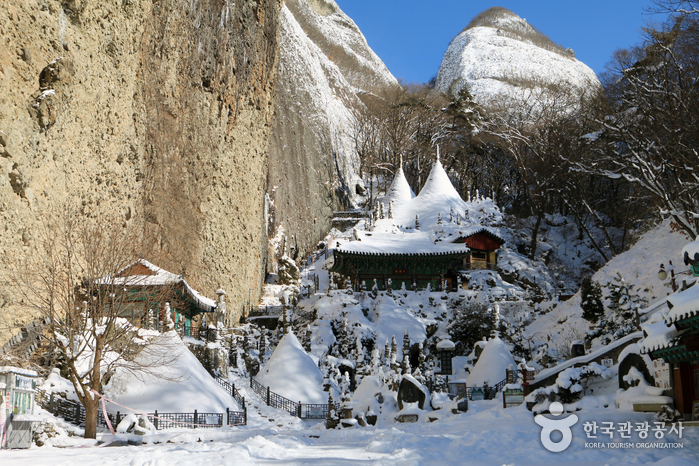 80여 기의 돌탑이 세워진 탑사