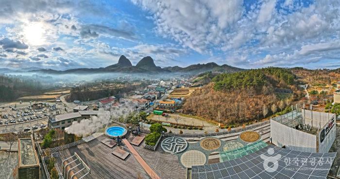 진안홍삼스파 옥상 노천탕에서 마이산의 그림 같은 풍경이 보인다.