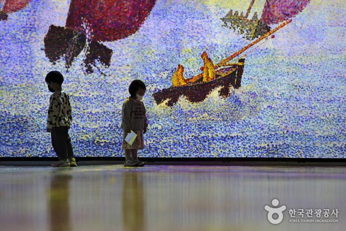 아이들도 흥미로워하는 몰입형 미디어 아트 전시장, 빛의벙커
