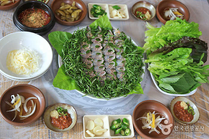 약초와 민물고기 활용한 산청 별미 4선> 여행기사 :대한민국 구석구석 약초와 민물고기 활용한 산청 별미 4선> 여행기사 :대한민국 구석구석 