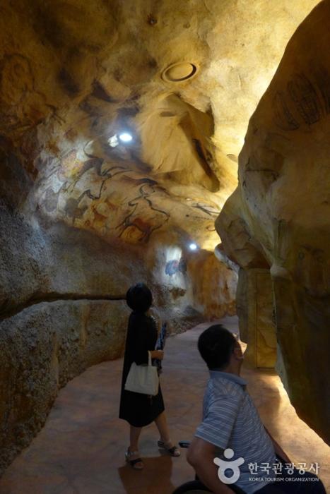 선사시대 세계 각지 동굴벽화를 실감나게 재현해놓은 전곡선사박물관의 전시